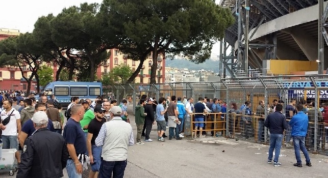 Canale 21 - San Paolo, steward con una black list all'ingresso per Napoli-Benevento. Conteneva i nominativi di alcuni abbonati