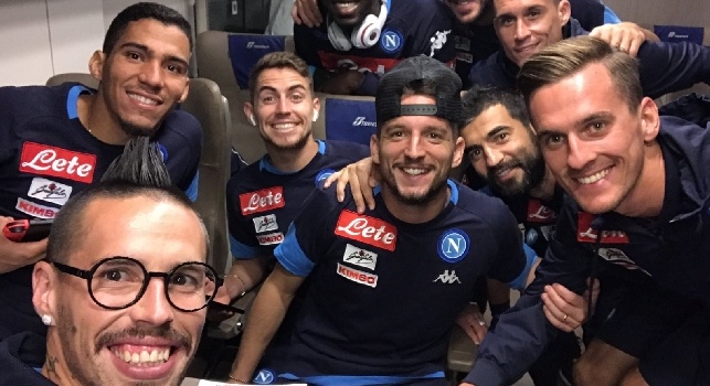 Sorrisi stampati in volto, gli azzurri rientrano trionfanti a Napoli: lo scatto live [FOTO]