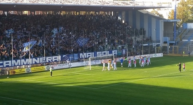 I tifosi della SPAL accolgono i napoletani e ricordano Ciro Esposito: Lo sport è fratellanza [FOTO]