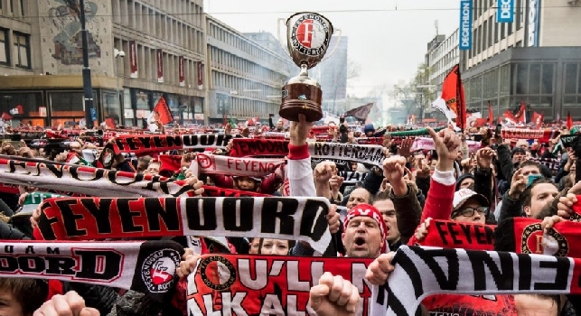 Tifosi Feyenoord esultano per strada