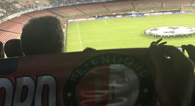 I tifosi del Feyenoord in curva B al San Paolo