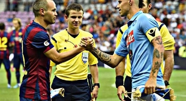 Hamsik stringe la mano a Iniesta