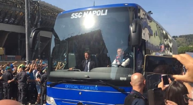 Napoli-Hellas, pullman degli azzurri arrivato al San Paolo: che accoglienza da parte dei tifosi! [VIDEO CN24]