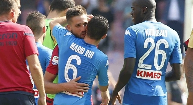 Pavoletti abbraccia Mario Rui