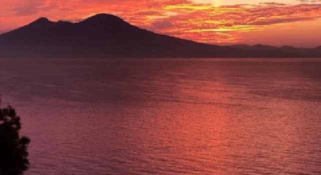 Lady Cavani incantata da Napoli: lo scatto del golfo al tramonto [FOTO]