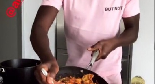 Diawara versione chef, eccolo mentre prepara anche per Ounas [VIDEO]