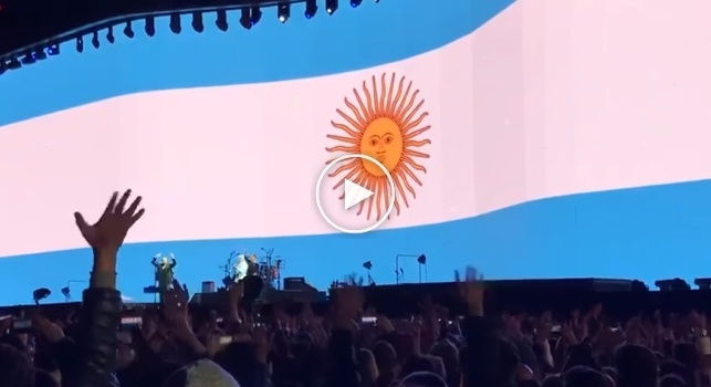 Argentina, la nazionale trionfa e Bono degli U2 in concerto esalta Messi: Grazie Leo, Dio esiste! [VIDEO]