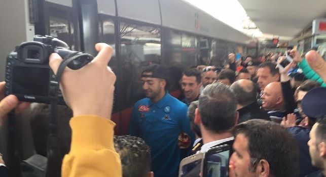Napoli in partenza verso Roma, che entusiasmo! Siparietto tra calciatori e tifosi: Olè!!! [VIDEO CN24]