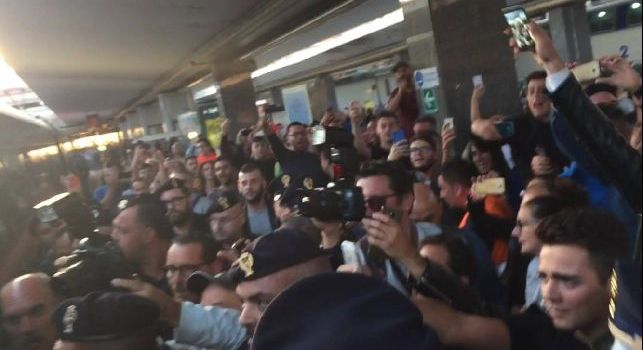 Il Napoli parte per Roma, 200 tifosi in delirio fuori al treno: Chi non salta giallorosso è! [VIDEO CN24]