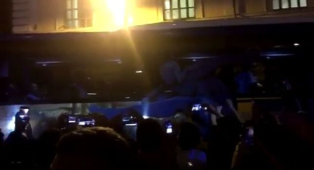 Pullman del Napoli al San Paolo ed entusiasmo alle stelle, boato del pubblico: Devi vincere, devi vincere! [VIDEO CN24]