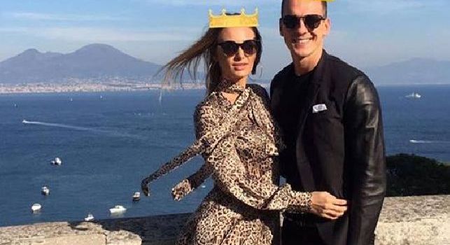 Milik e la sua dolce metà si godono Napoli, alle loro spalle un panorama mozzafiato [FOTO]