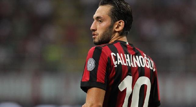 Calhanoglu con la maglia del Milan