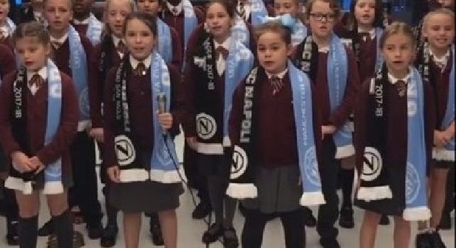 Fantastico Man City, i bambini del coro celebrano il Napoli con l'inno partenopeo! [VIDEO]
