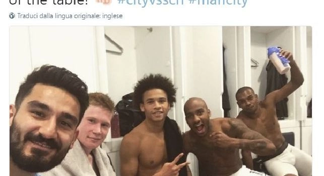 Gundogan esulta con i compagni: Grande notte all'Etihad, vittoria importante: restiamo in vetta! [FOTO]