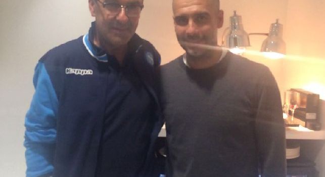'Terzo tempo' Sarri-Guardiola, il Napoli posta uno scatto: Il tecnico azzurro accolto da Pep nel suo ufficio, ecco cosa si sono detti [FOTO]