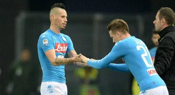 Cambio per il Napoli di Sarri, Zielinski prende il posto di un nervoso Hamsik