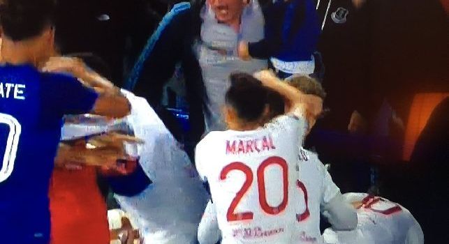 Everton, il tifoso hooligan con il bambino in braccio bandito a vita dallo stadio