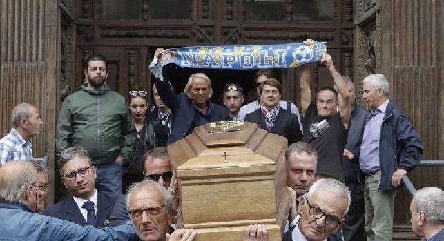 Funerali Massa, tanti personaggi del Napoli degli anni '70 presenti per l'ultimo saluto: c'era anche Maradona jr [FOTO]