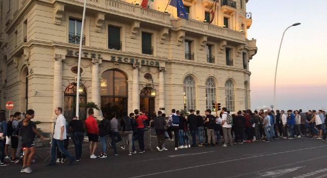 Inter in arrivo a Napoli, già 150 tifosi nerazzurri fuori l'albergo sul lungomare. Spuntano dettagli sulla cena del club interista [FOTO CN24]