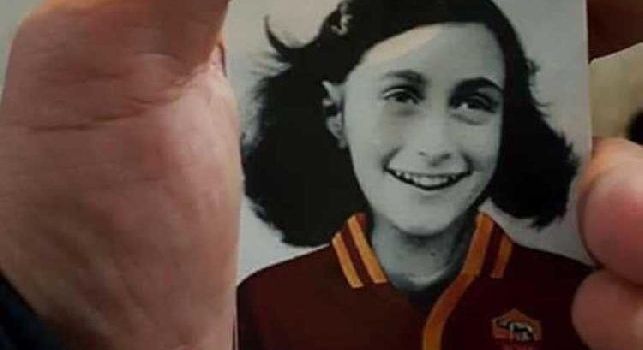 Vergogna all'Olimpico, esposto adesivo di Anna Frank con la maglia della Roma: la FIGC apre un'inchiesta [FOTO]