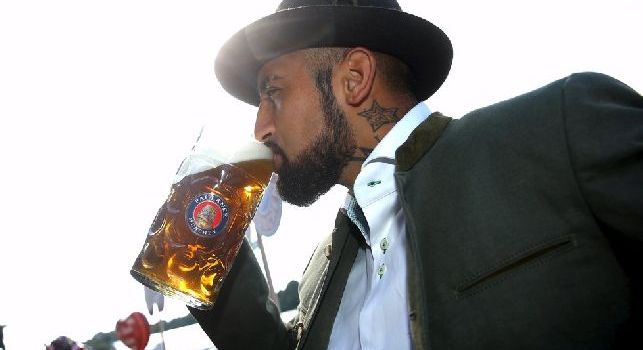 Bicchieri che volano e bottiglie spaccate: rissa all'Oktoberfest, fa scalpore la vita notturna di Vidal