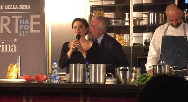 De Laurentiis indossa in grembiule pronto per cucinare