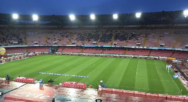 Sale la febbre per Napoli-Manchester City: tifosi in coda, già aperti i cancelli dello stadio San Paolo!