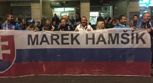 Napoli - City, presenti all'esterno tifosi slovacchi per Hamsik: cori ed applausi per il capitano azzurro [FOTO & VIDEO CN24]