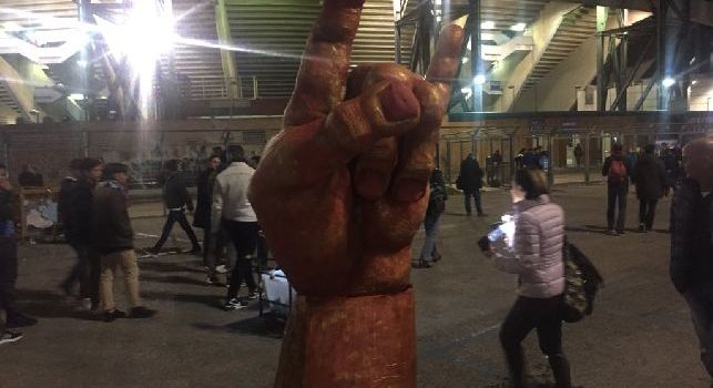 Maxi scultura all'esterno del San Paolo: 'corna' giganti come portafortuna per la sfida al City! [FOTO CN24]