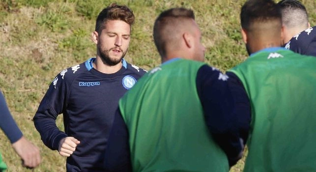 Kiss Kiss Napoli - Mertens non desta preoccupazione in vista del Chievo. A sinistra ballottaggio Mario Rui-Hysaj