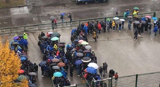 Enorme fila all'esterno del settore ospiti del Bentegodi, invasione azzurra a Verona [FOTO CN24]
