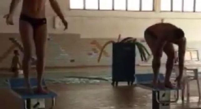 Milik e Prezioso versione nuotatori, l'azzurrino scherza: Pronti per le prossime Olimpiadi? [VIDEO]