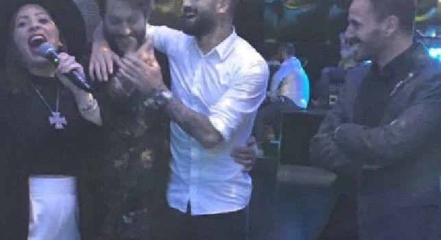 Karaoke e tante risate, Hysaj al party dell'amico 'Hombre': organizzata una <i>reunion</i> tra campioni [FOTO CN24]