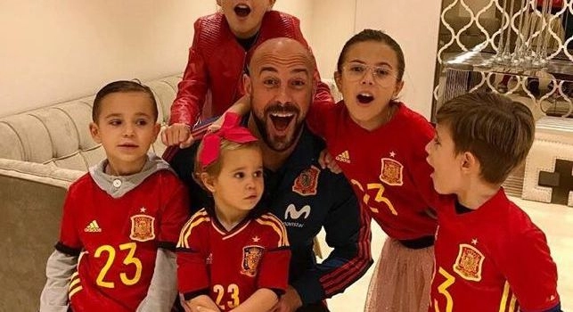 Invasione in ritiro: Yolanda e i 5 figli ad abbracciare Pepe Reina, scatto con la maglia della Spagna [FOTO]