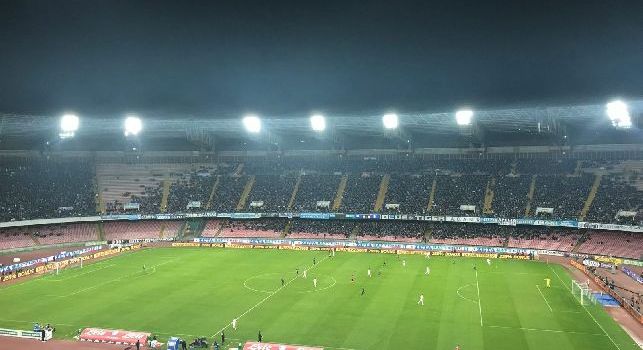 Ingresso in campo della Juventus, il primo ad entrare è Higuain: fischi assordanti del San Paolo [VIDEO]