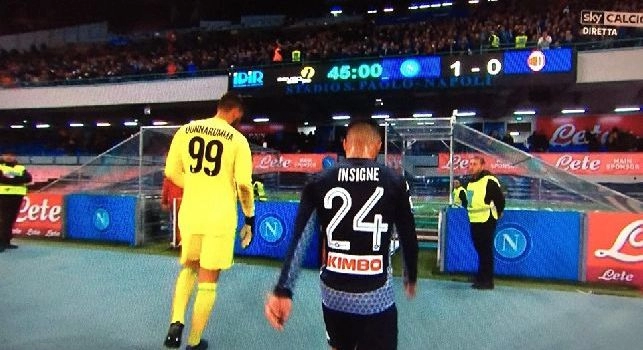 Donnarumma ed Insigne rientrano negli spogliatoi al San Paolo