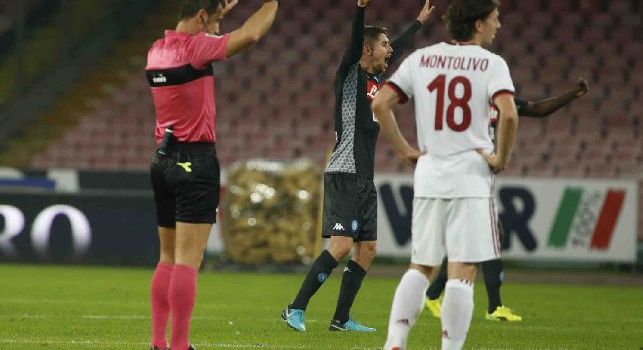 Napoli-Milan 2-1, il San Paolo confonde Suma: Zielinski in fuorigioco, gol annullato... [VIDEO]
