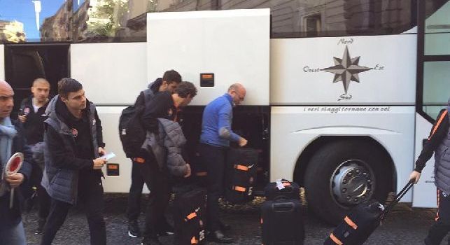 Lo Shakhtar arriva a Napoli: problemi col pullman, l'attesa per i brasiliani e il gigante che guida la squadra [FOTOGALLERY CN24]