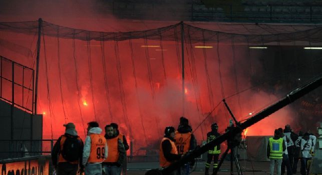Giudice Sportivo, ammenda di 10mila euro per il Napoli: la società azzurra sanzionata a causa di un fumogeno lanciato nel settore ospiti