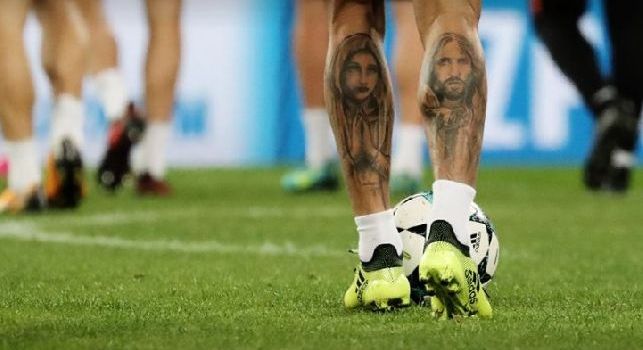 L'incredibile tattoo di Taison, Maria e Gesù sui polpacci del brasiliano dello Shakhtar [FOTO]