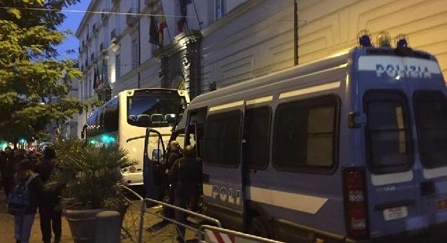 E' gi&agrave; caos all'esterno di Palazzo Caracciolo, c'&egrave; grande attesa per l'uscita dello Shakhtar [FOTOGALLERY]