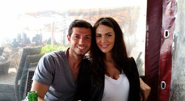 Idillio finito tra Dzemaili e la bella Erjona, l'ex centrocampista scarica la modella: Basta usare il mio nome!