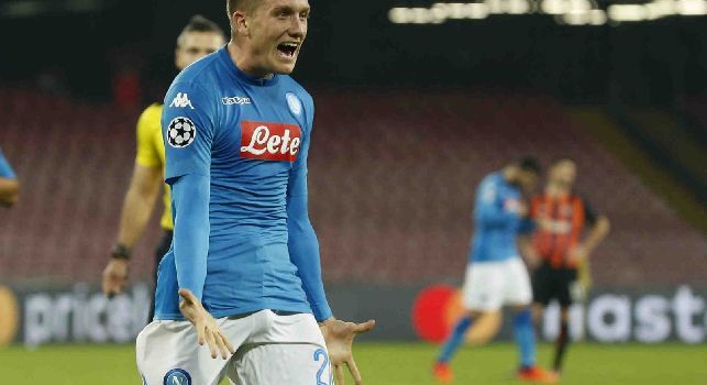 Zielinski esulta con la maglia del Napoli in Champions