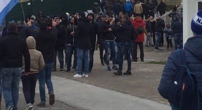 Attimi di tensione all'esterno della Dacia Arena: scontri tra tifosi del Napoli e forze dell'ordine