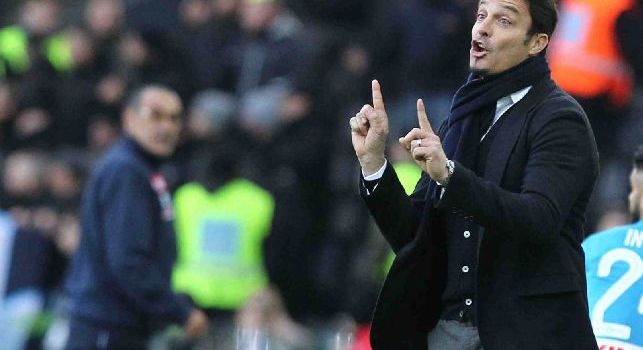 Massimo Oddo dell'Udinese dà indicazioni ai suoi calciatori