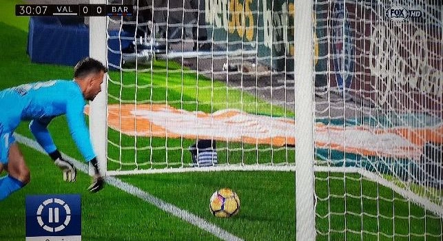Valencia-Barcellona, niente VAR nè goal line technology: clamoroso gol annullato a Messi! [FOTO]