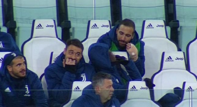 Napoli-Juve anche sul presepe: spunta Higuain con tanto di mano fasciata, corna e scritta Cor ngrat [FOTO]