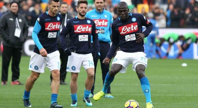 Napoli, i calciatori arrivano al San Paolo: si preparano per il riscaldamento [VIDEO]