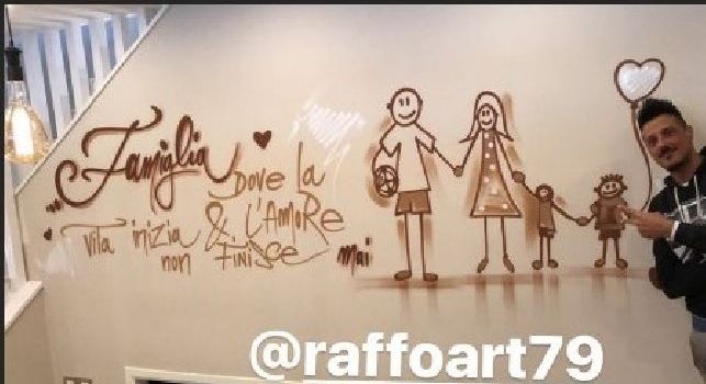Sepe e la splendida scritta di Raffo Art: Famiglia, dove la vita inizia e l'amore non finisce mai [FOTO]