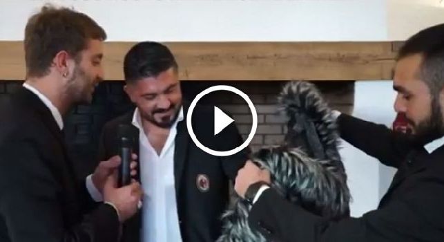 Milan a -18 dal Napoli, omaggi delle <i>Iene</i> al nuovo allenatore Gattuso: pelliccia per il freddo e binocolo per vedere la vetta [VIDEO]